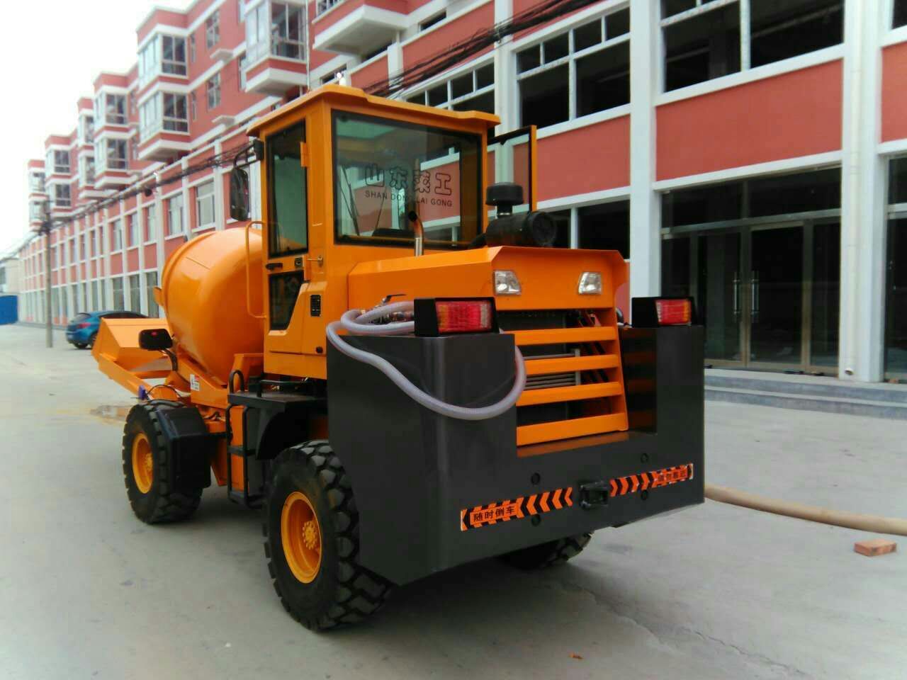 小型混凝土攪拌車(chē)的主要特點(diǎn)是什么
